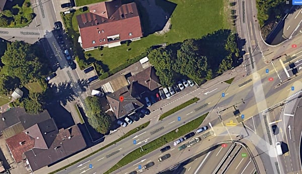 PARKPLATZ AN HOCH FREQUENTIERTER LAGE 4