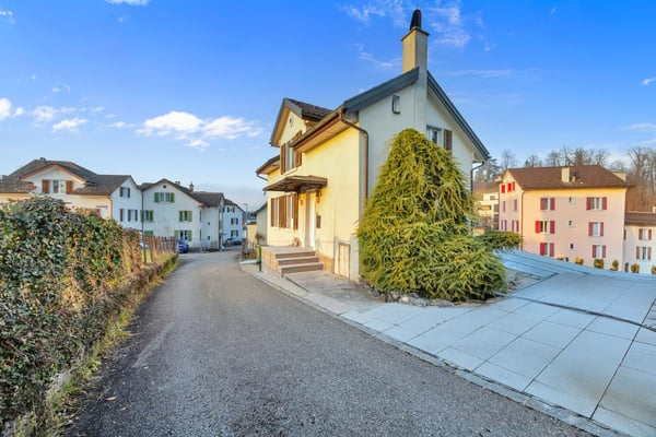 EIN HAUS DAS BEGEISTERT - VIEL SONNE, RUHIG GELEGEN UND MIT POOL 1