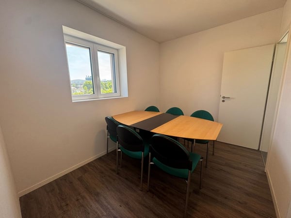 Heller Praxis-, Büro- oder Atelierraum an guter Lage in Dietikon 4
