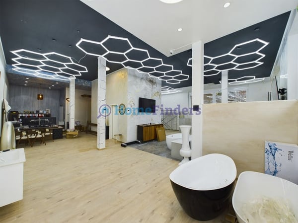 MODERN UND GROSSZÜGIG - IHR NEUER FIRMENSTANDORT! 2