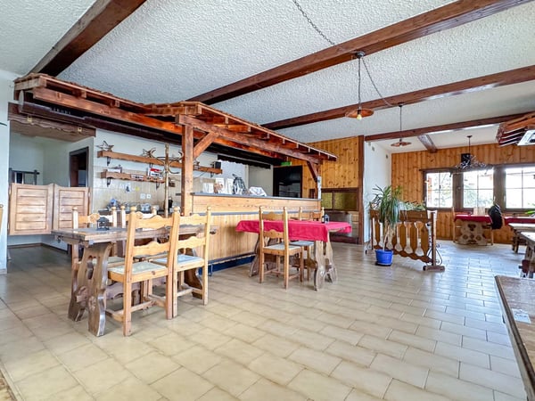 Situation optimale pour cet établissement aux généreux volumes 4