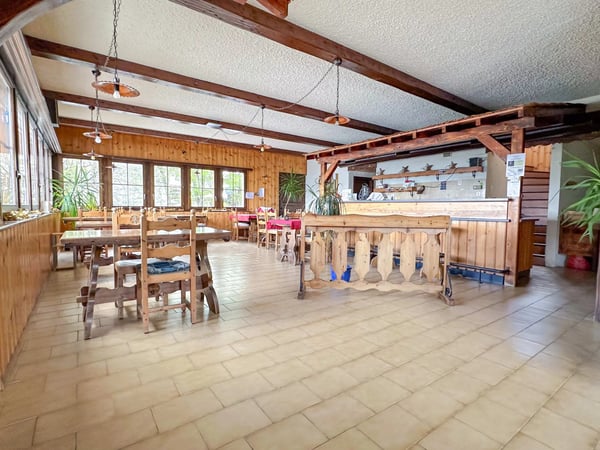 Situation optimale pour cet établissement aux généreux volumes 1