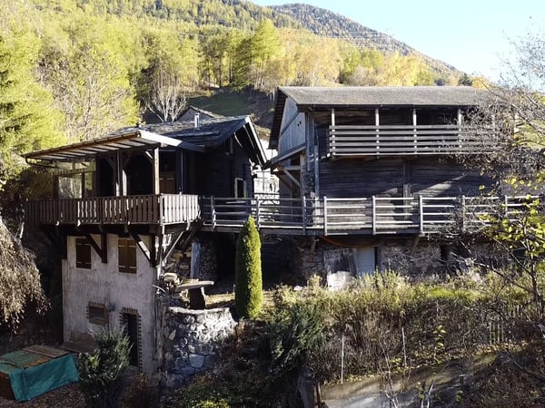 Ensemble de deux mazots traditionnels avec vue panoramique 3