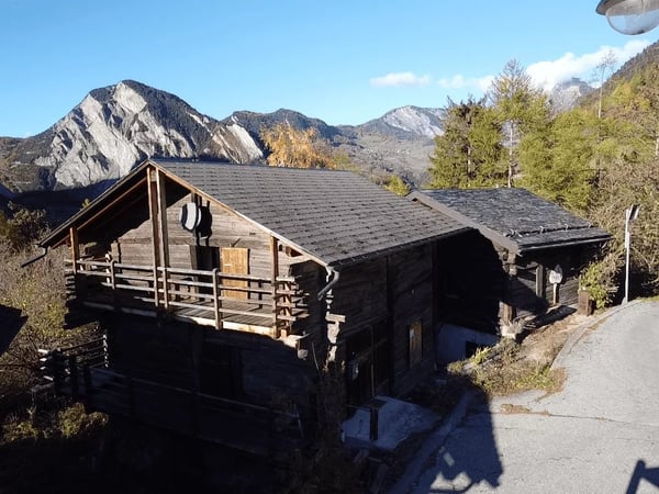Ensemble de deux mazots traditionnels avec vue panoramique 1
