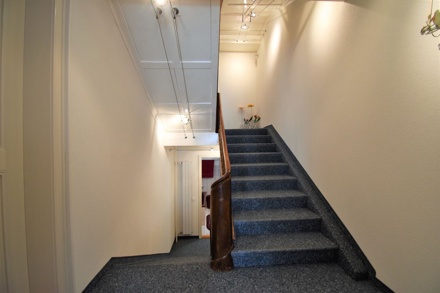 Gepflegtes Wohnhaus mit Ladenlokal.