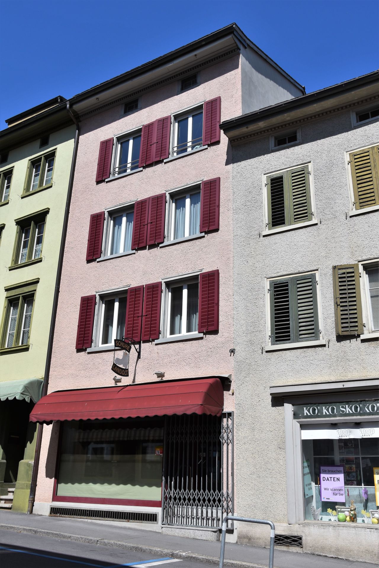 Gepflegtes Wohnhaus mit Ladenlokal.