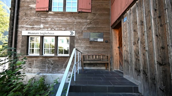 Landleben im freistehenden, vielfältig nutzbaren Haus mit zwei Wohnungen und Atelierräumen. 27