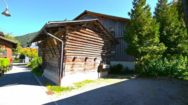 Landleben im freistehenden, vielfältig nutzbaren Haus mit zwei Wohnungen und Atelierräumen. 30