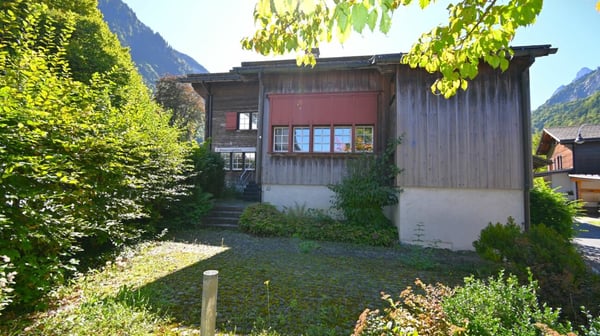 Landleben im freistehenden, vielfältig nutzbaren Haus mit zwei Wohnungen und Atelierräumen. 28