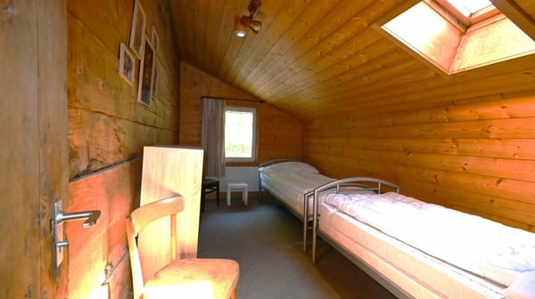 Landleben im freistehenden, vielfältig nutzbaren Haus mit zwei Wohnungen und Atelierräumen. 23