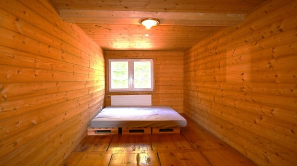 Landleben im freistehenden, vielfältig nutzbaren Haus mit zwei Wohnungen und Atelierräumen. 25