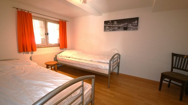 Landleben im freistehenden, vielfältig nutzbaren Haus mit zwei Wohnungen und Atelierräumen. 17