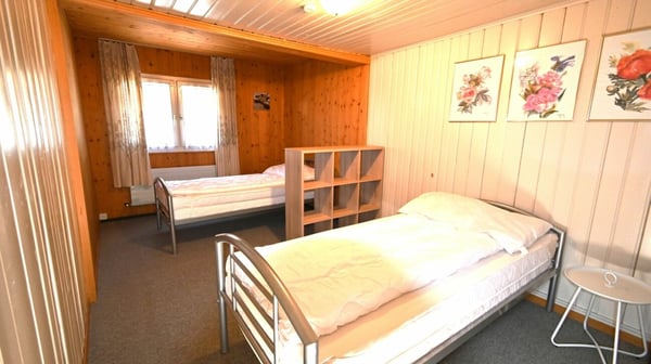 Landleben im freistehenden, vielfältig nutzbaren Haus mit zwei Wohnungen und Atelierräumen. 24