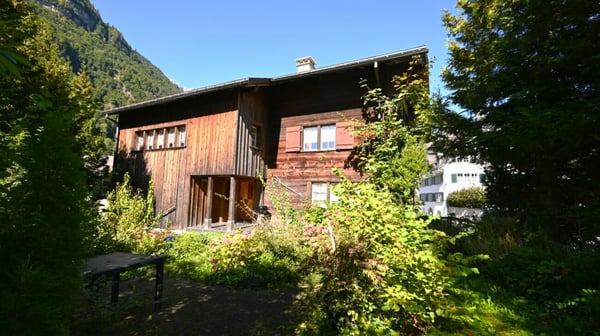 Landleben im freistehenden, vielfältig nutzbaren Haus mit zwei Wohnungen und Atelierräumen. 16