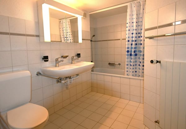 Landleben im freistehenden, vielfältig nutzbaren Haus mit zwei Wohnungen und Atelierräumen. 22