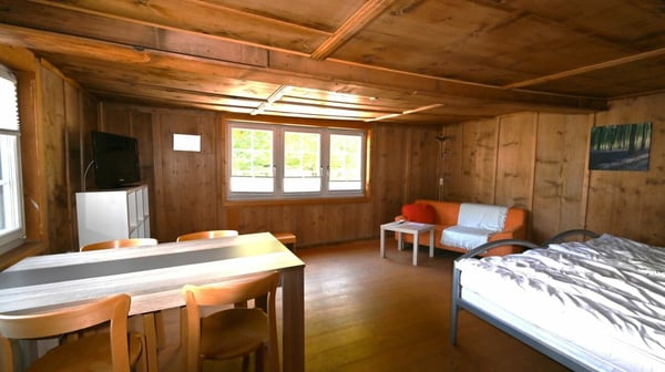 Landleben im freistehenden, vielfältig nutzbaren Haus mit zwei Wohnungen und Atelierräumen. 9