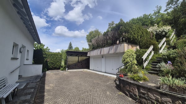 Jestetten - 2 Familienhaus mit ca. 2300 m² Grundstück teilbar 7