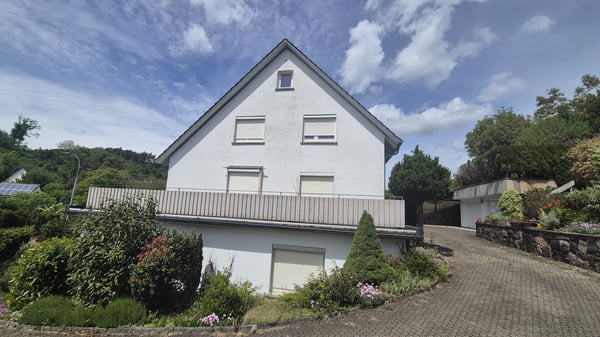 Jestetten - 2 Familienhaus mit ca. 2300 m² Grundstück teilbar 4