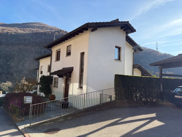 Casa con vista panoramica a Lugano-Figino 1