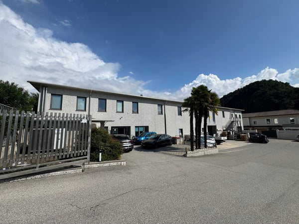 Immobile commerciale artigianale a reddito con abitazione a Bedano 2