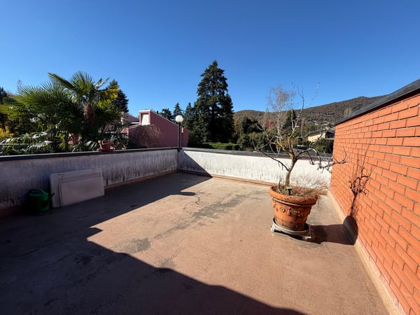 Splendida villa bifamiliare con piscina e vista panoramica a Magliaso 7