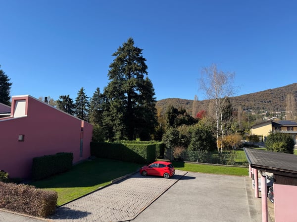 Splendida villa bifamiliare con piscina e vista panoramica a Magliaso 2
