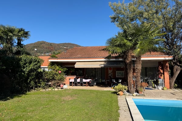 Splendida villa bifamiliare con piscina e vista panoramica a Magliaso 1