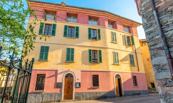 Esclusivo appartamento 5.5 in edificio storico a Lugano Carona 1