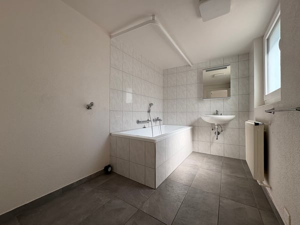 Renovierte 7.5 Zimmerwohnung im Erdgeschoss mit grosser Küche und Badezimmer 15