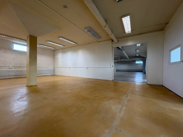 Gewerbefläche - nutzbar als Werkstatt, Ausstellung, Büro, Lager - nahe Autobahn 18