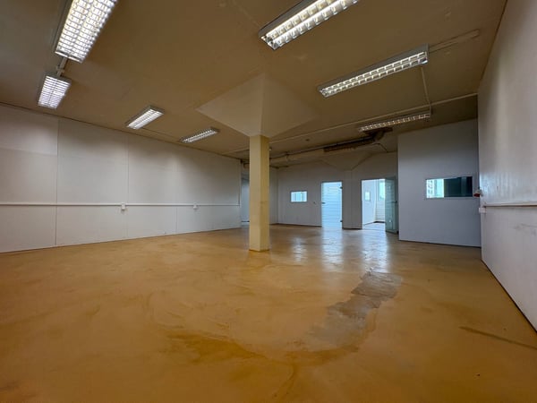 Gewerbefläche - nutzbar als Werkstatt, Ausstellung, Büro, Lager - nahe Autobahn 22