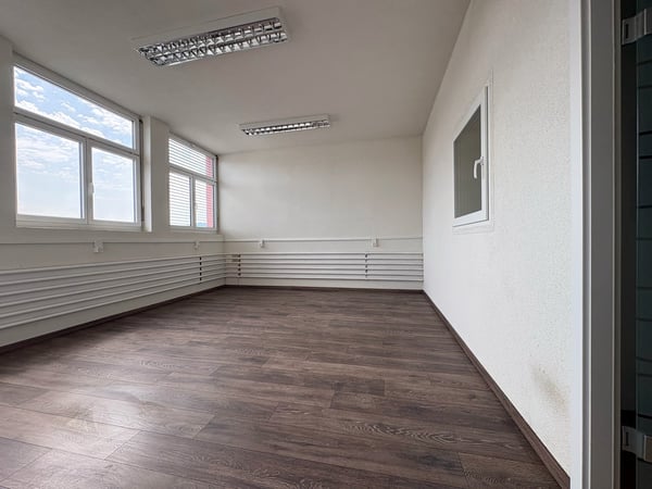 Gewerbefläche - nutzbar als Werkstatt, Ausstellung, Büro, Lager - nahe Autobahn 16