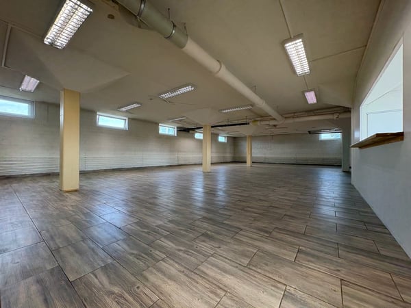 Gewerbefläche - nutzbar als Werkstatt, Ausstellung, Büro, Lager - nahe Autobahn 7