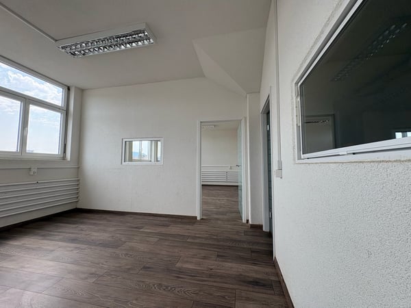 Gewerbefläche - nutzbar als Werkstatt, Ausstellung, Büro, Lager - nahe Autobahn 12