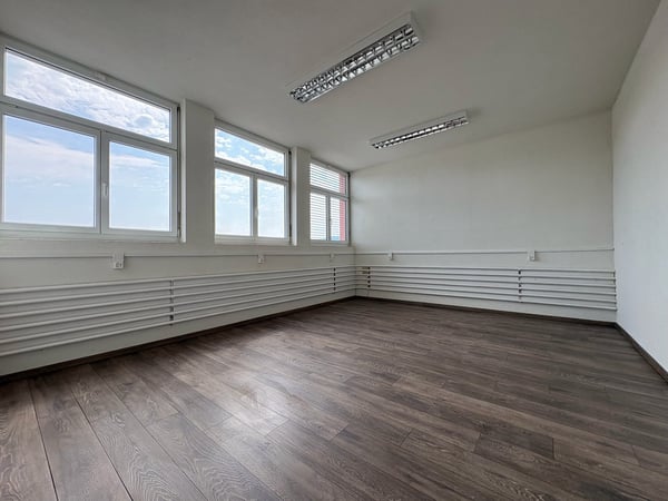 Gewerbefläche - nutzbar als Werkstatt, Ausstellung, Büro, Lager - nahe Autobahn 15