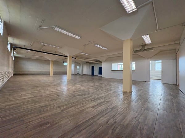 Gewerbefläche - nutzbar als Werkstatt, Ausstellung, Büro, Lager - nahe Autobahn 8