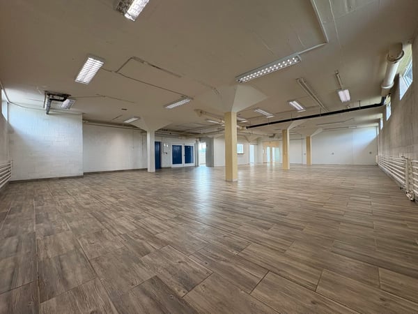 Gewerbefläche - nutzbar als Werkstatt, Ausstellung, Büro, Lager - nahe Autobahn 1