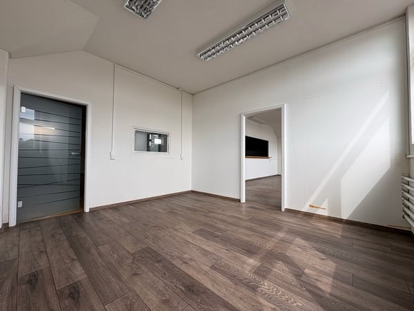 Gewerbefläche - nutzbar als Werkstatt, Ausstellung, Büro, Lager - nahe Autobahn 14