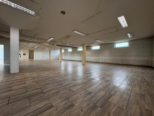 Gewerbefläche - nutzbar als Werkstatt, Ausstellung, Büro, Lager - nahe Autobahn 3
