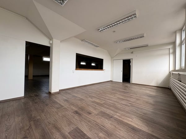 Gewerbefläche - nutzbar als Werkstatt, Ausstellung, Büro, Lager - nahe Autobahn 10