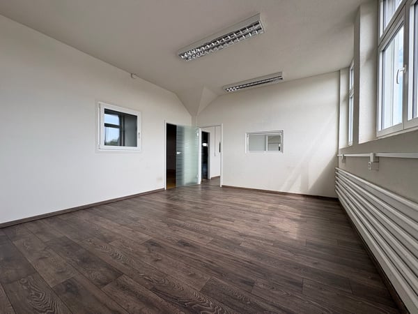 Gewerbefläche - nutzbar als Werkstatt, Ausstellung, Büro, Lager - nahe Autobahn 17