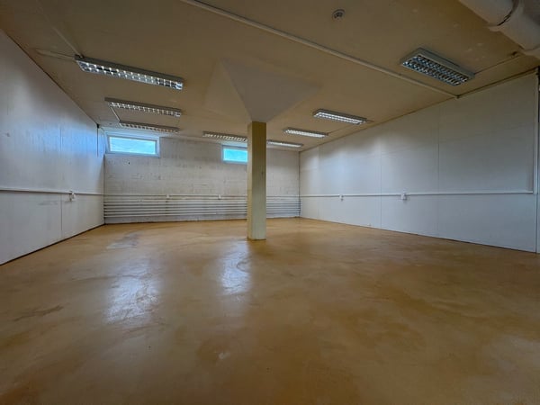Gewerbefläche - nutzbar als Werkstatt, Ausstellung, Büro, Lager - nahe Autobahn 19