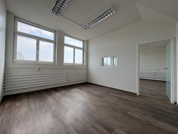 Gewerbefläche - nutzbar als Werkstatt, Ausstellung, Büro, Lager - nahe Autobahn 13