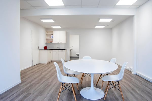 Modern ausgebaute und lichtdurchflutete Büroräume mit Cafeteria 3