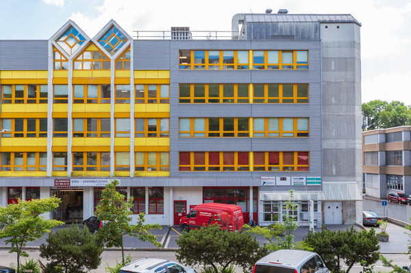 Modern ausgebaute und lichtdurchflutete Büroräume mit Cafeteria 10