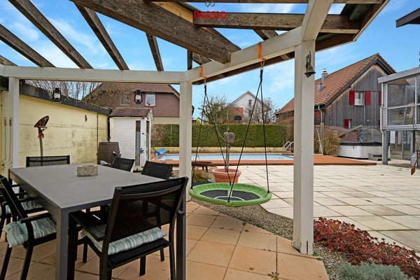 2-Zimmer 2-Familienhaus mit Pool & unverbaubarer Lage nahe Bern 4