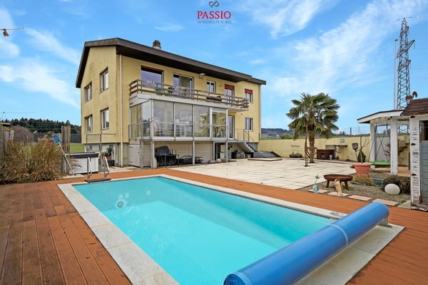 2-Zimmer 2-Familienhaus mit Pool & unverbaubarer Lage nahe Bern 1