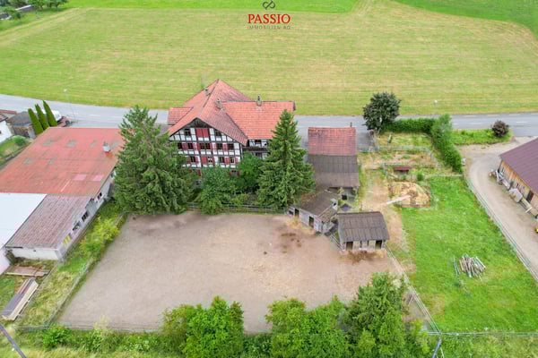 Rentables Mehrfamilienhaus mit 4 Pferdeboxen und Entwicklungspotenzial 2