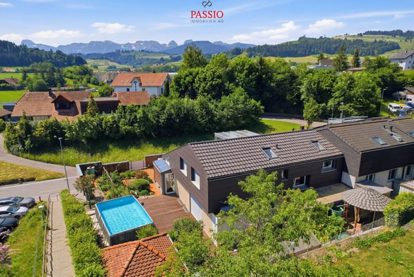7-Zimmer 2-Familienhaus mit Studio, Gewerbefläche & Alpenblick 2