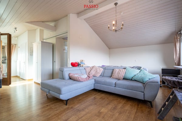 7-Zimmer 2-Familienhaus mit Studio, Gewerbefläche & Alpenblick 10
